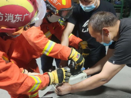 驚險！男子手指被機器“咬”住，中山三角鎮(zhèn)消防火速救援