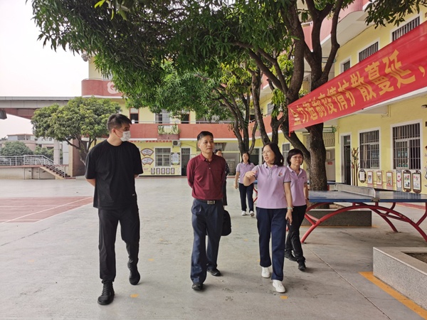 中山市教體局德育科領(lǐng)導(dǎo)到安樂(lè)小學(xué)指導(dǎo)工作