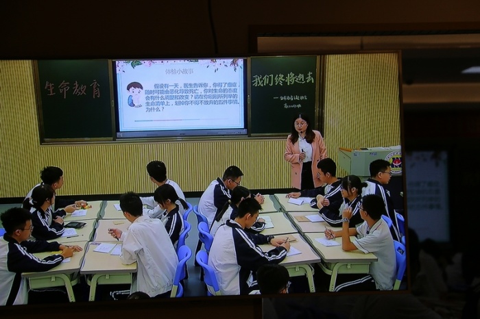 珍愛生命 健康成長(zhǎng)——市僑中開展高二年級(jí)青年班主任“生命教育”主題班會(huì)比賽