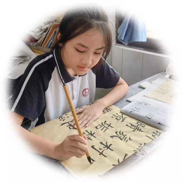 圖片一 薛凱勻同學(xué)練習(xí)書(shū)法掠影.jpg