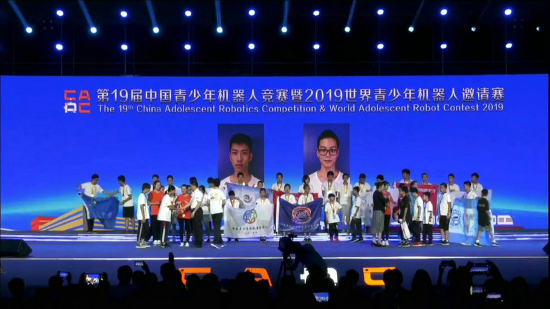 2圖為羅中學(xué)子在頒獎(jiǎng)典禮合影留念（800px).jpg