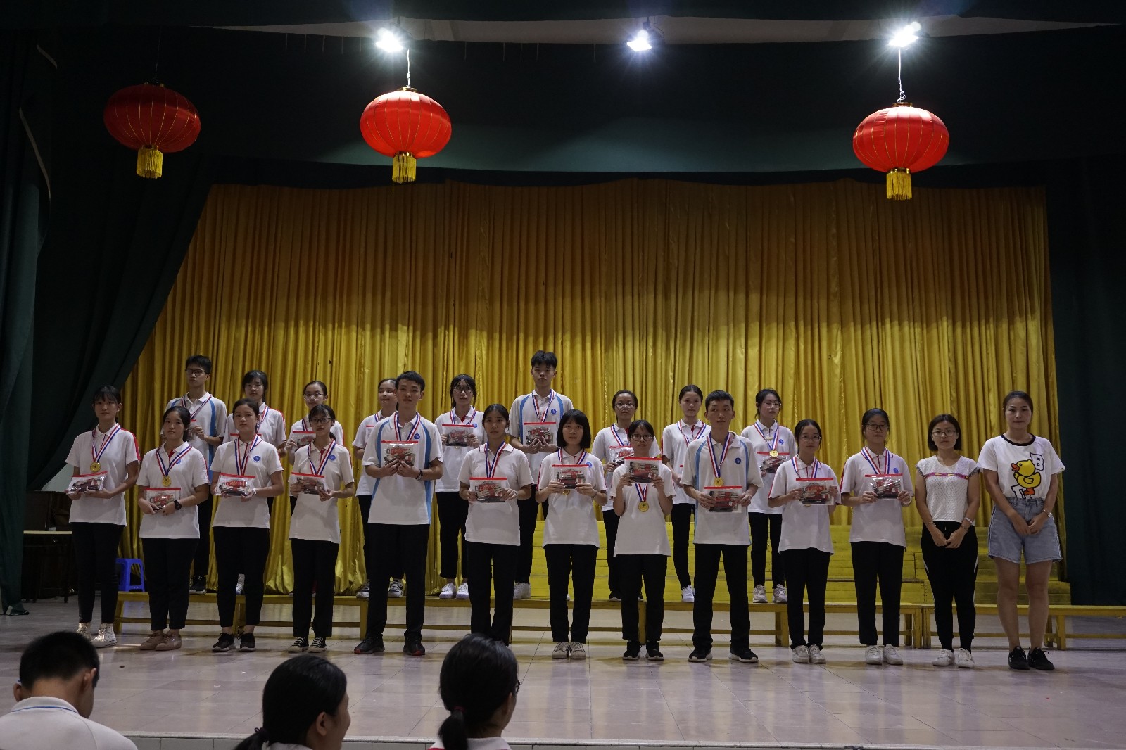 配圖2：獲獎學(xué)生代表合影留念.jpg
