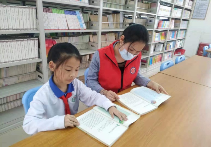 沐浴書香，共同成長，向黨致敬 ——火炬開發(fā)區(qū)第二小學(xué)開展親子閱讀