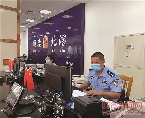戶政窗口“老黃?！?暖心服務(wù)解民憂