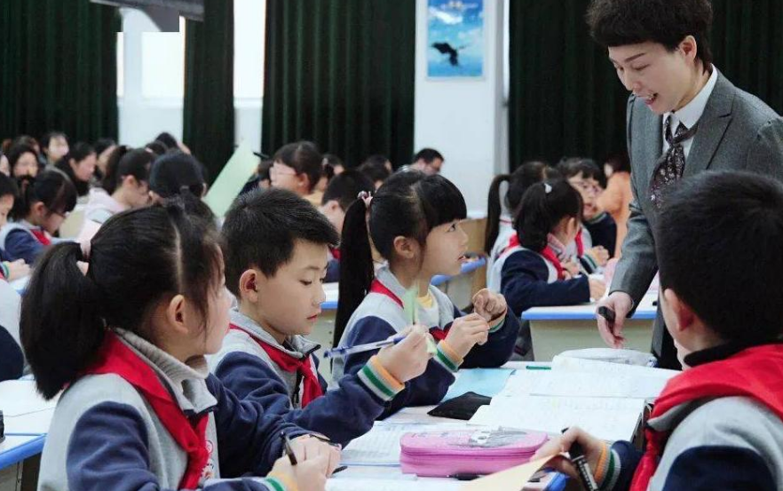 課后延時(shí)服務(wù)實(shí)施，一老師口出狂言勸退家長(zhǎng)，“你家沒有人了？”