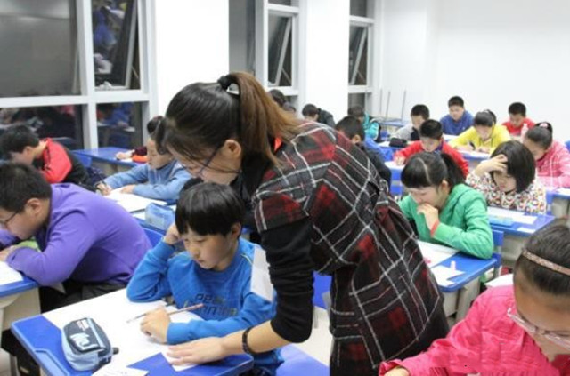 年輕的女老師被辭退，理由竟然是因?yàn)椤半p減”，到底發(fā)生了什么