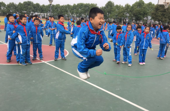 “天價校服”賬單出爐，一家長勇敢簽下“不同意”，收到網(wǎng)友點贊
