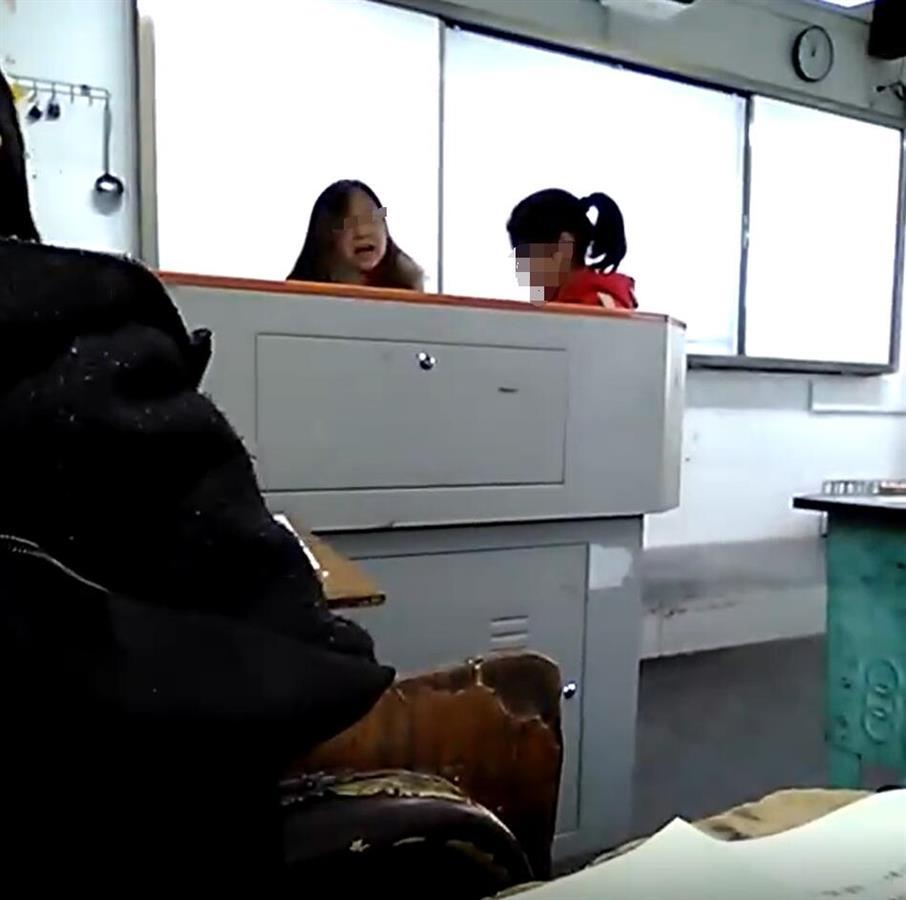 四川金堂一女老師上課當(dāng)眾扇學(xué)生耳光，當(dāng)?shù)乜h教育局已介入調(diào)查