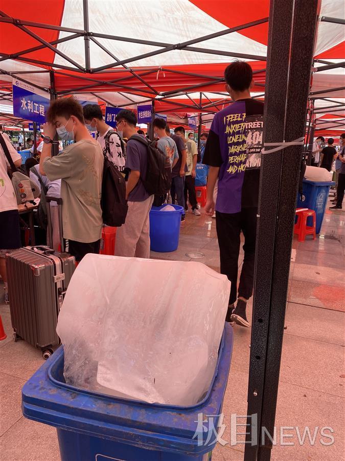 武漢一所大學來了14名小巨人，最矮的都有1米9