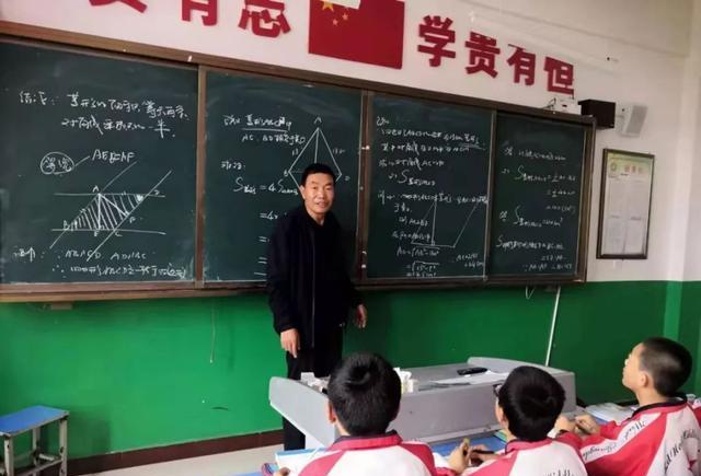 一下班就關(guān)機，你配當老師嗎？家長的無理取鬧折射出教師的卑微
