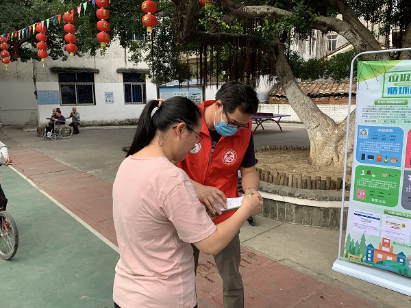 鼎湖區(qū)城管局開展“積極參與垃圾分類，攜手共享文明鼎湖”垃圾分類宣傳志愿活動（3）.jpg
