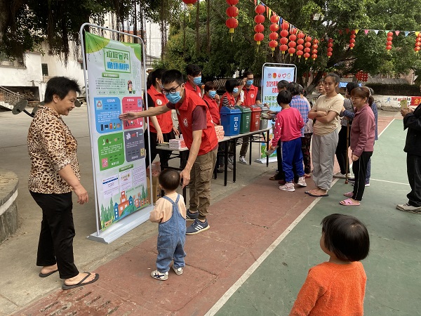 鼎湖區(qū)城管局開展“積極參與垃圾分類，攜手共享文明鼎湖”垃圾分類宣傳志愿活動（2）.jpg