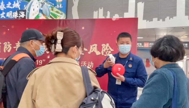 消防指戰(zhàn)員向旅客介紹消防設施的使用方法.jpg