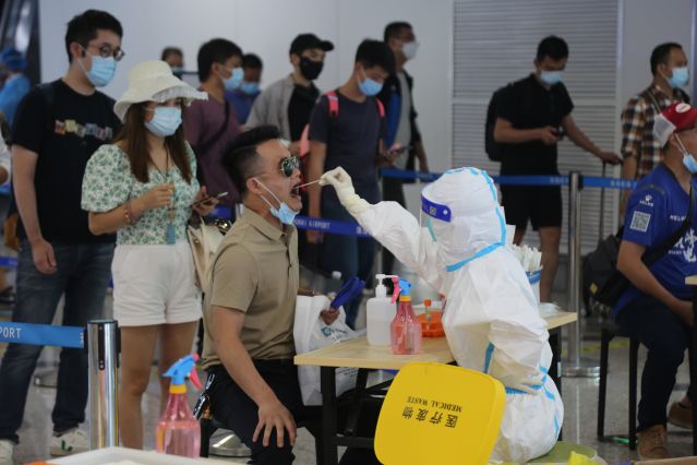 到港旅客配合進(jìn)行免費(fèi)落地核酸檢測(cè).jpg