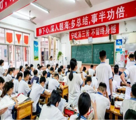 18年前，楊博為高考偷走試卷熟記答案，進考場看到題目后卻傻眼了