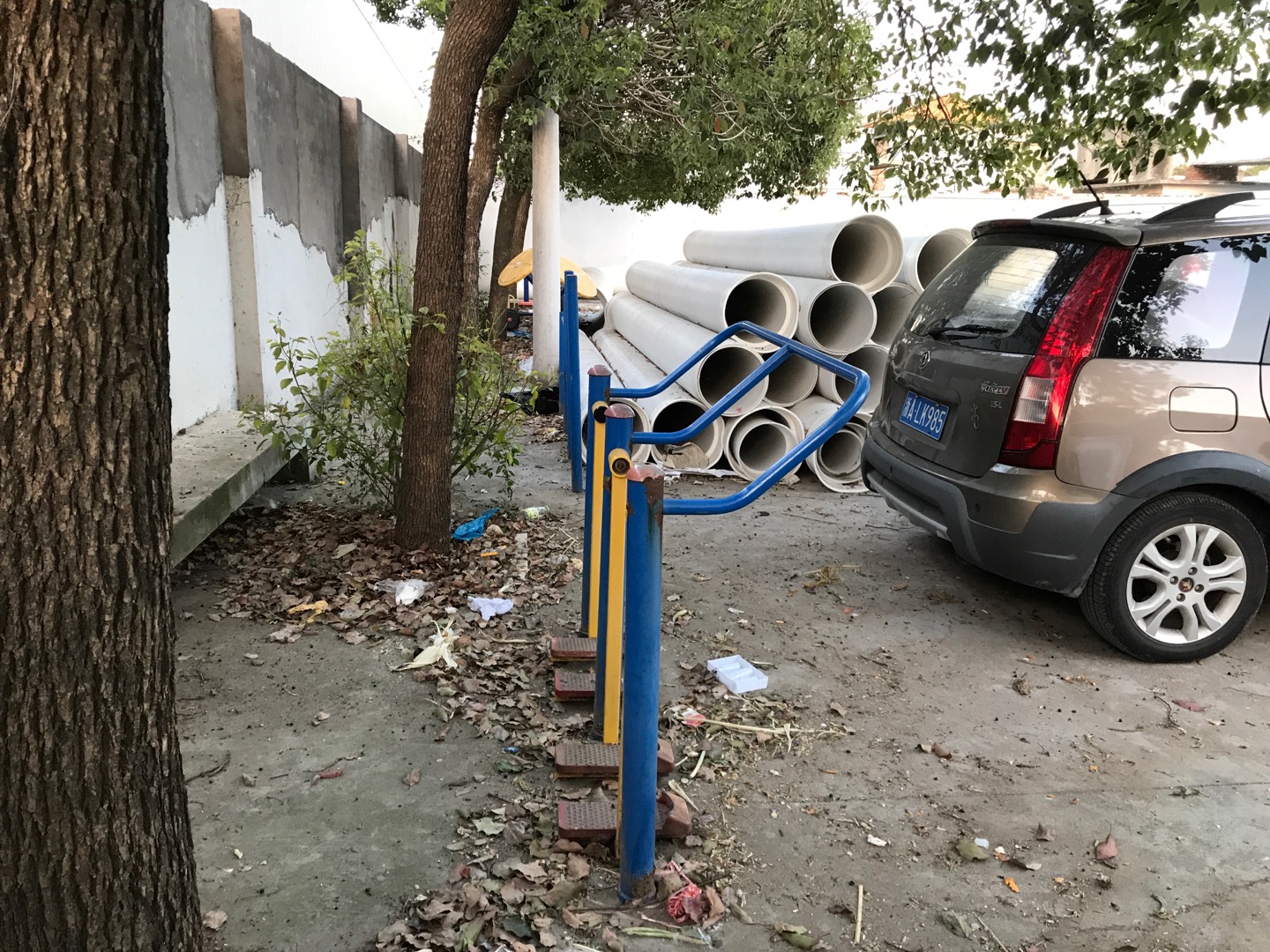 朝陽居委鹽朝公路1446號（老年活動中心后）健身路徑