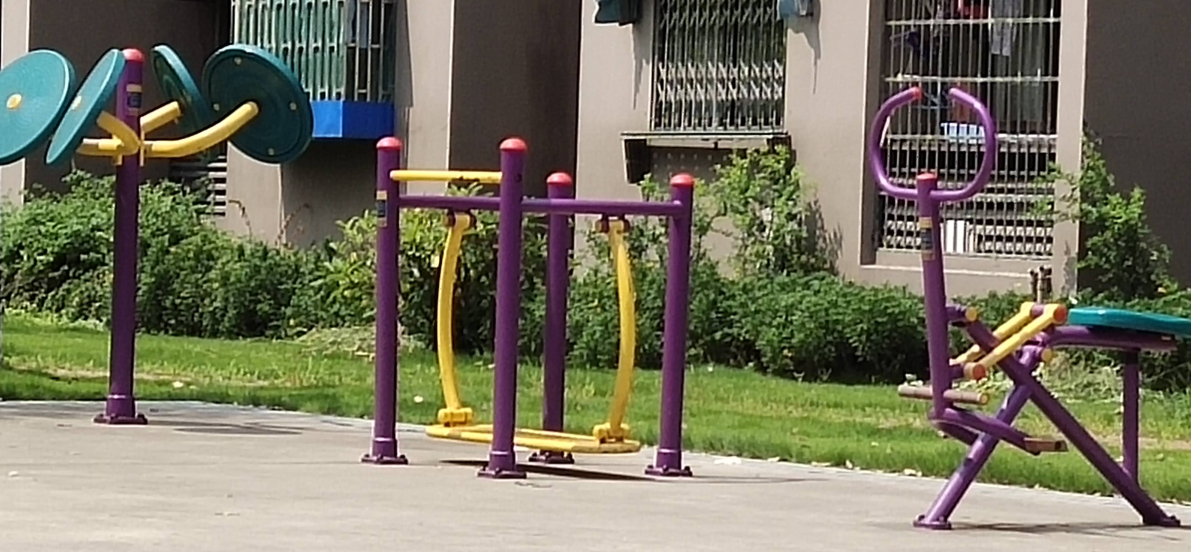 晃板健身器