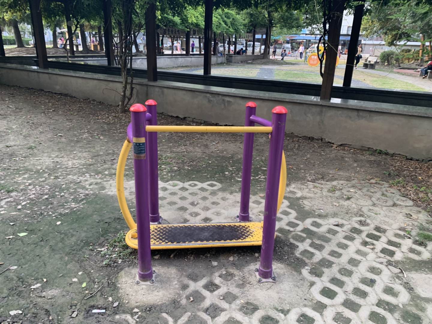 晃板健身器