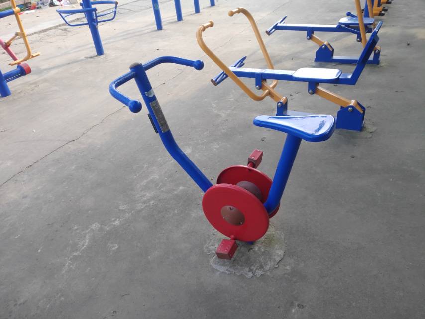 直立健身車