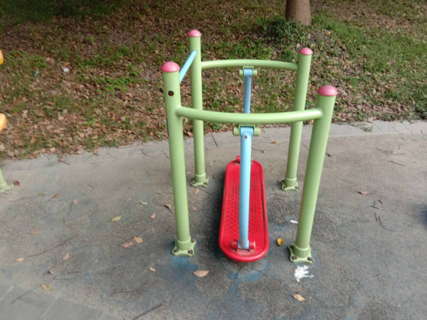 晃板健身器