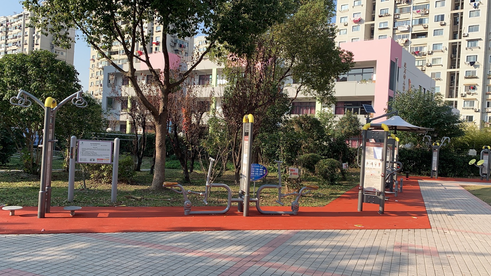 場(chǎng)中居委健身苑點(diǎn)