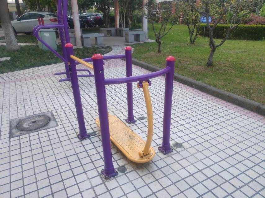 晃板健身器