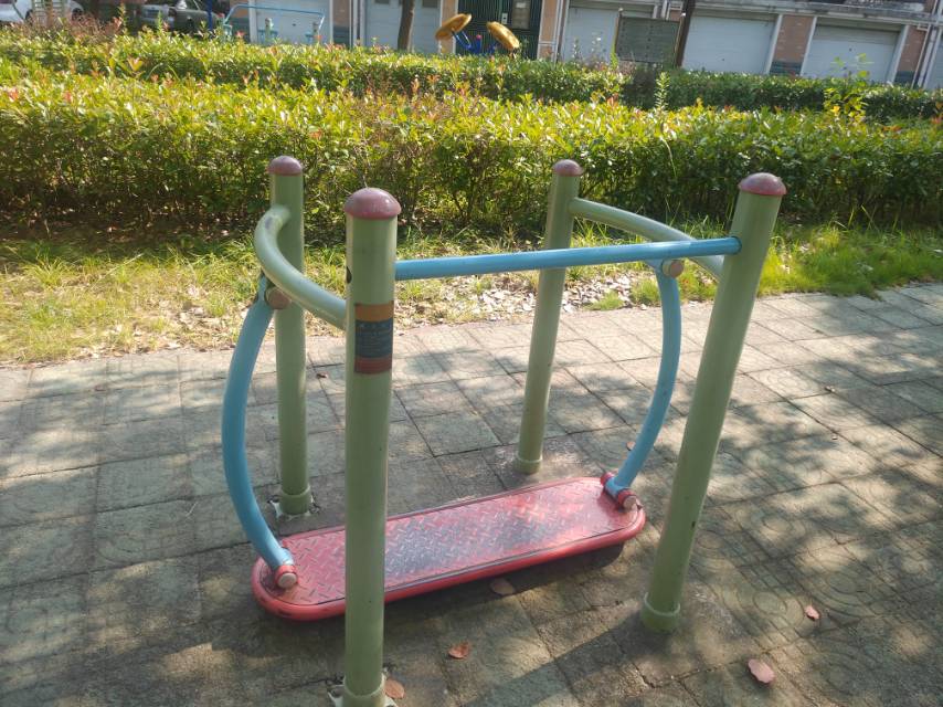 晃板健身器