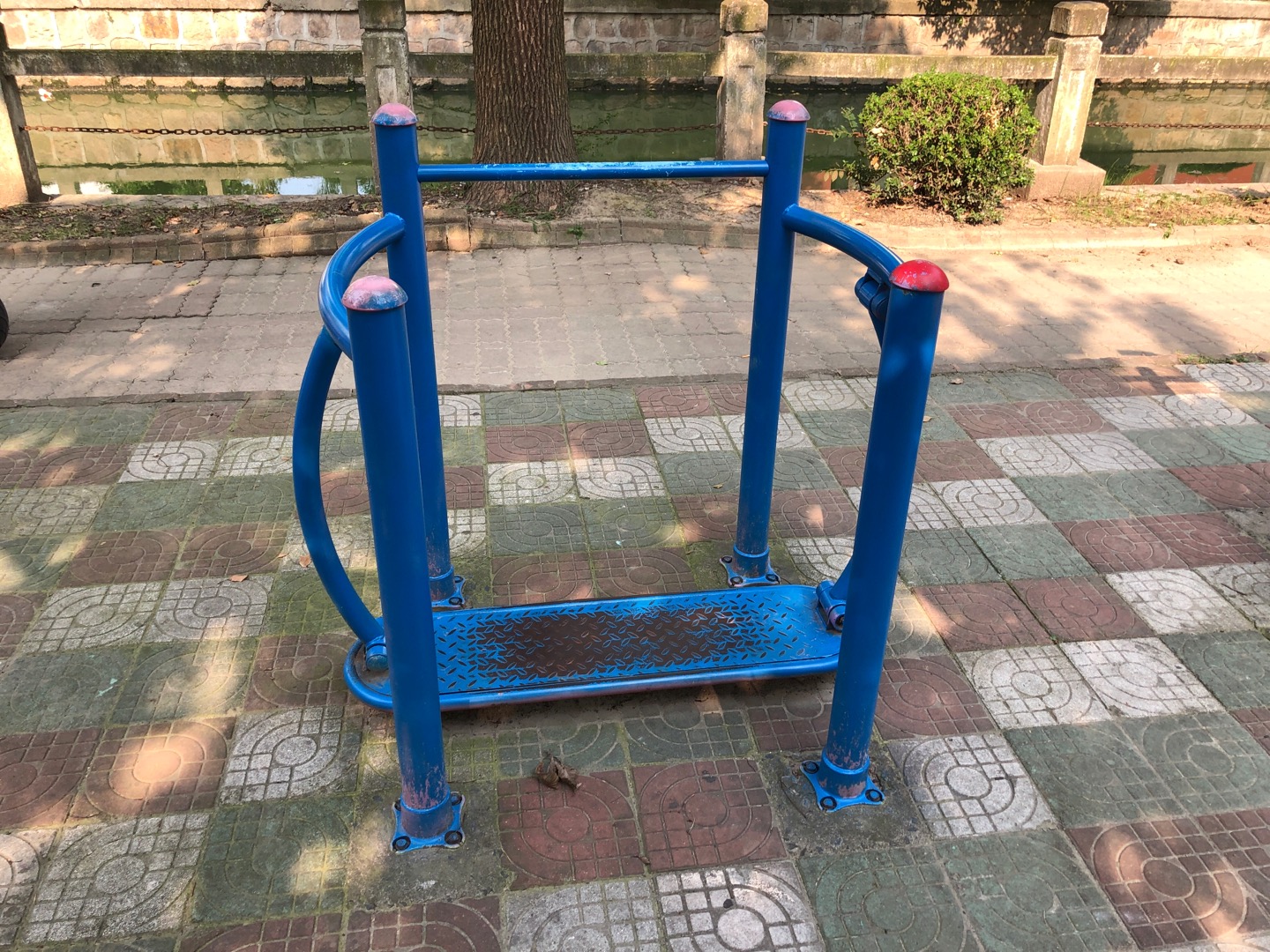 晃板健身器