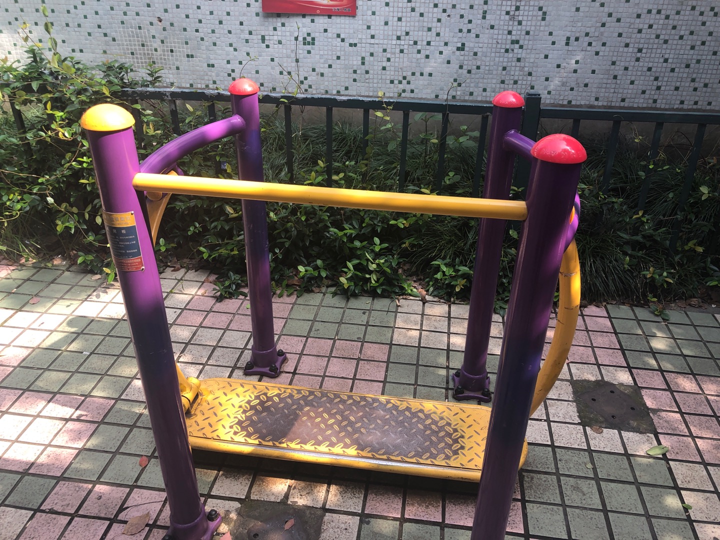 晃板健身器