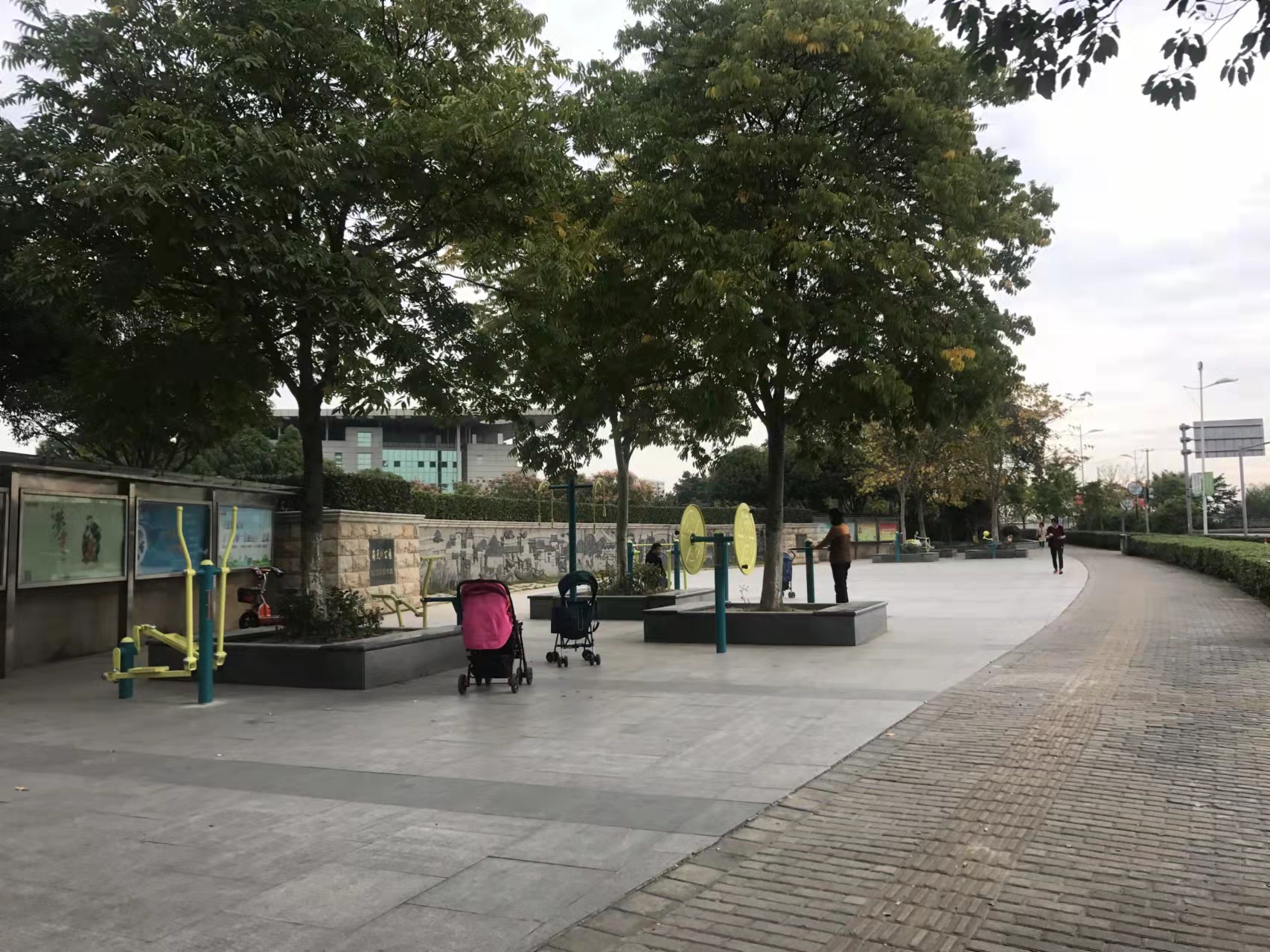 海天湖公園雷鋒廣場健身路徑