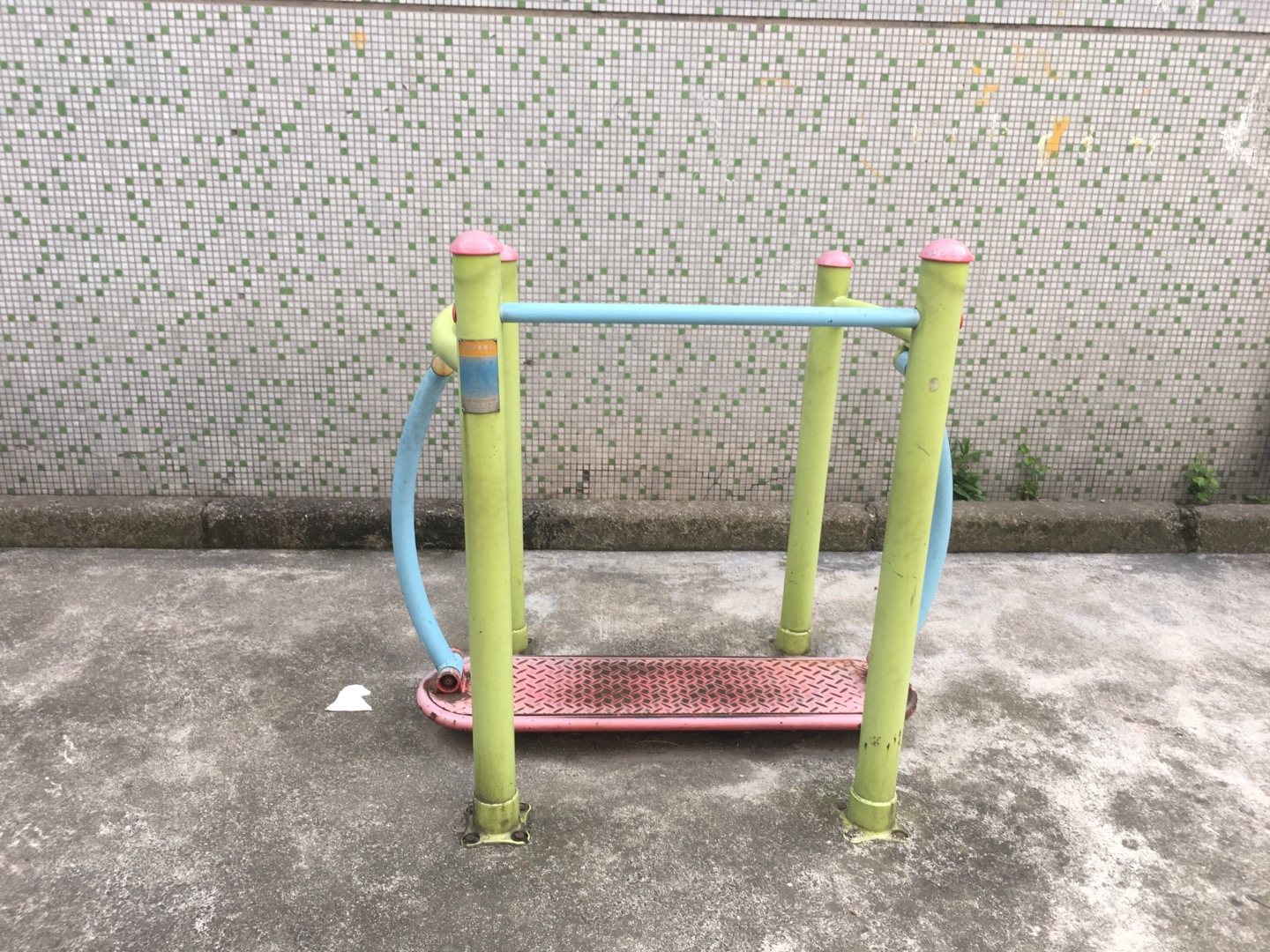 晃板健身器