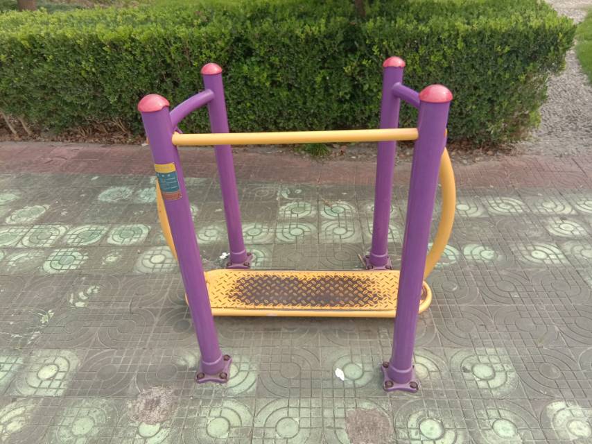 晃板健身器