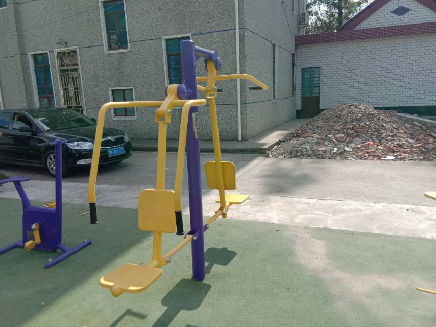 坐推坐拉器