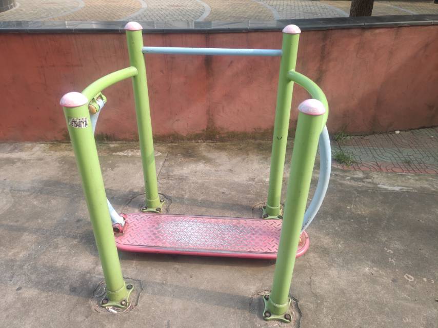晃板健身器