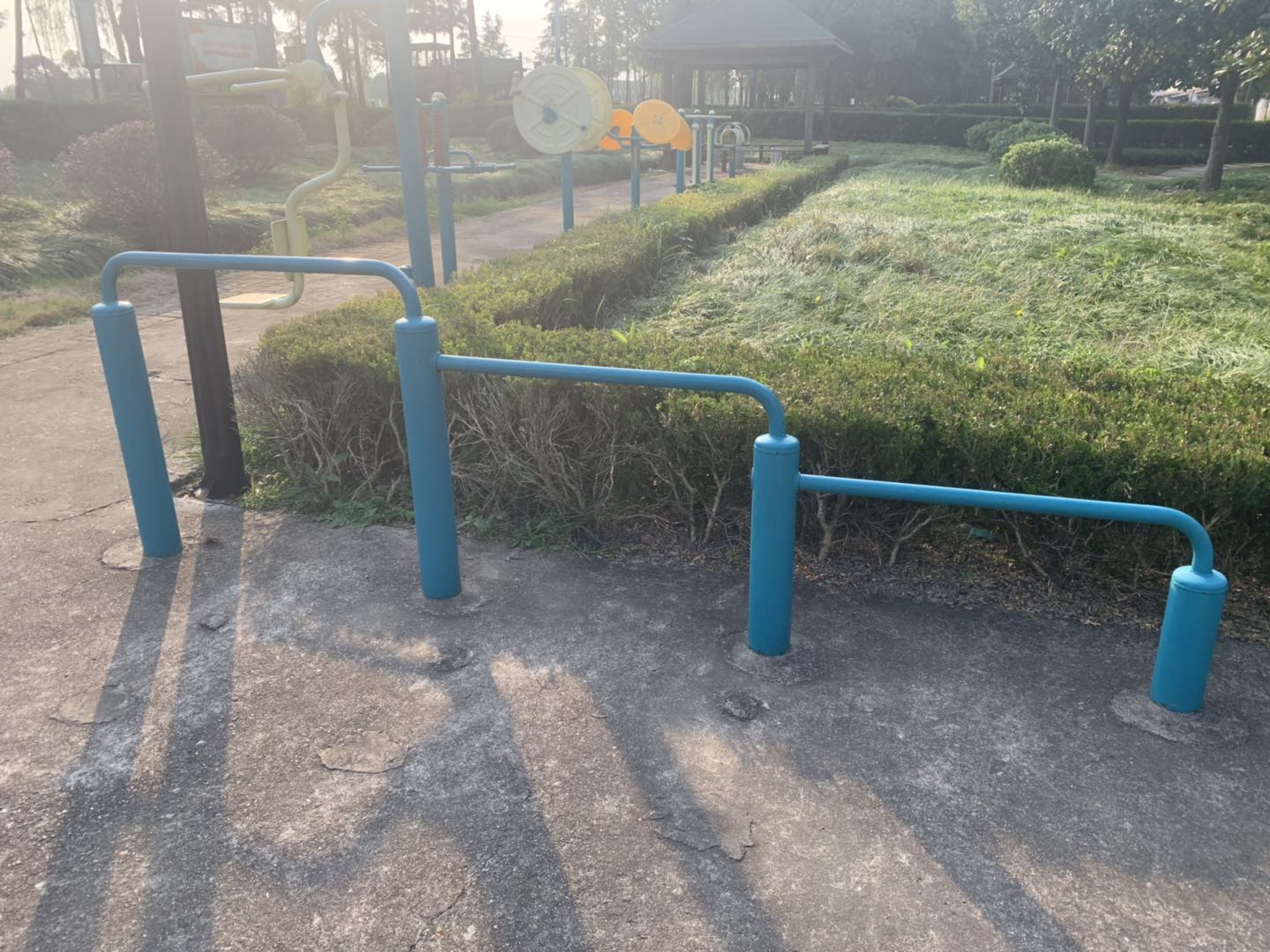 彈震壓腿器