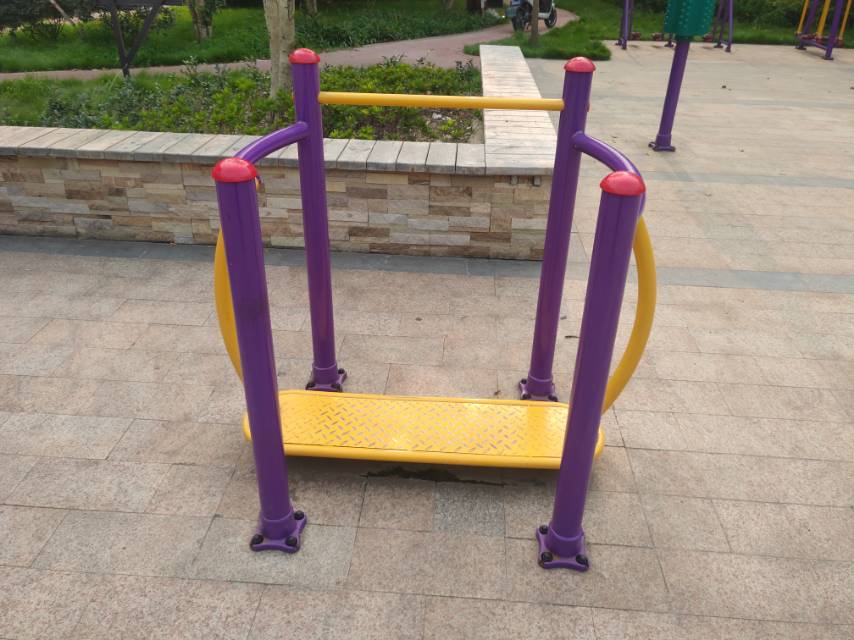 晃板健身器