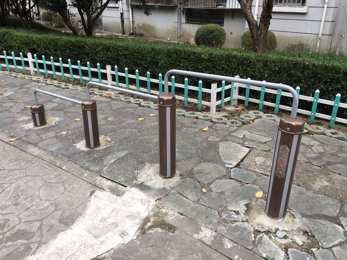彈震壓腿器