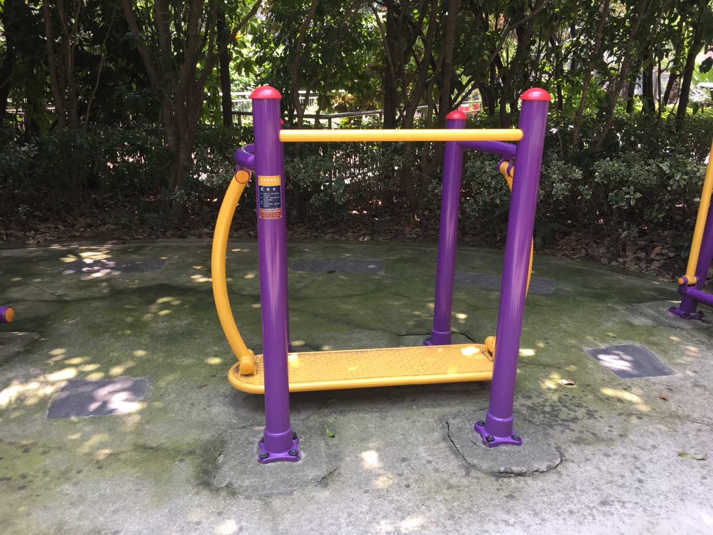 晃板健身器