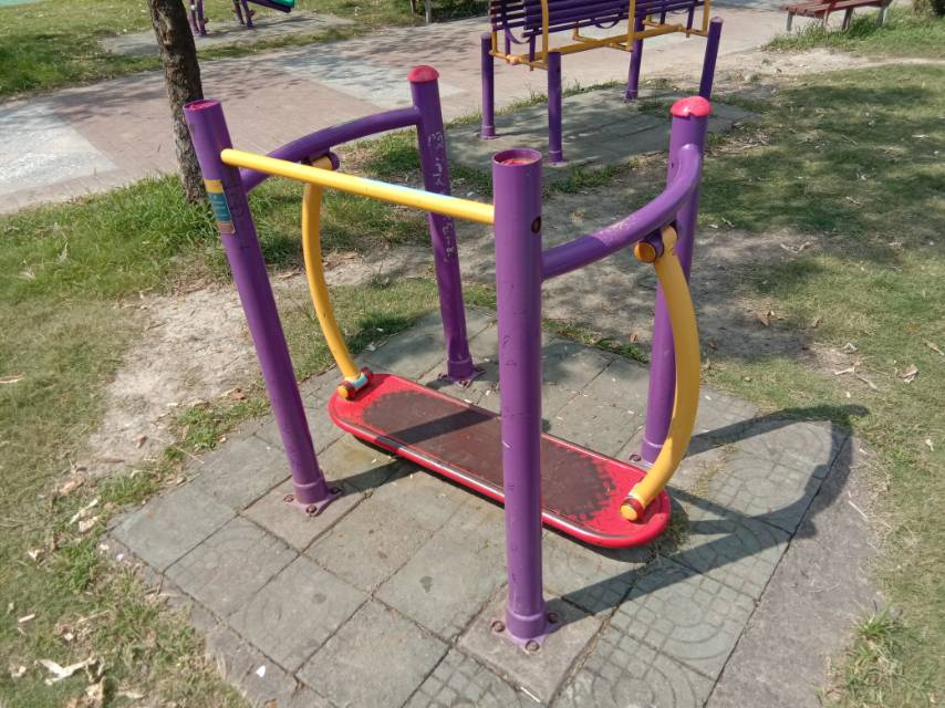 晃板健身器