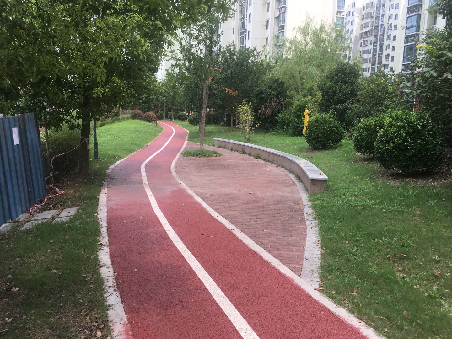 虹橋鎮(zhèn)萬(wàn)源路綠地健身步道