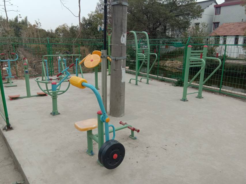 道新村村委會(huì)東健身路徑