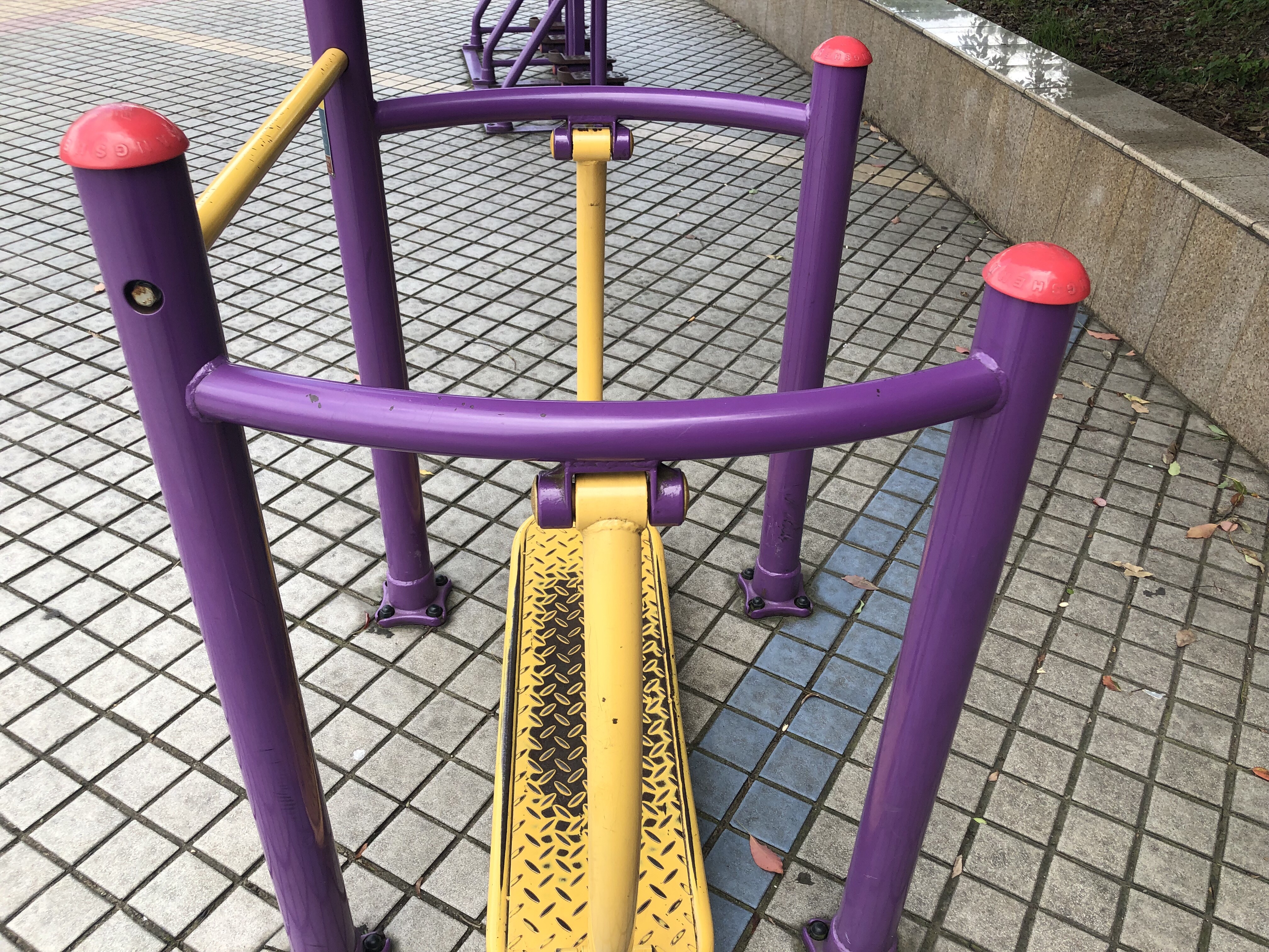 晃板健身器