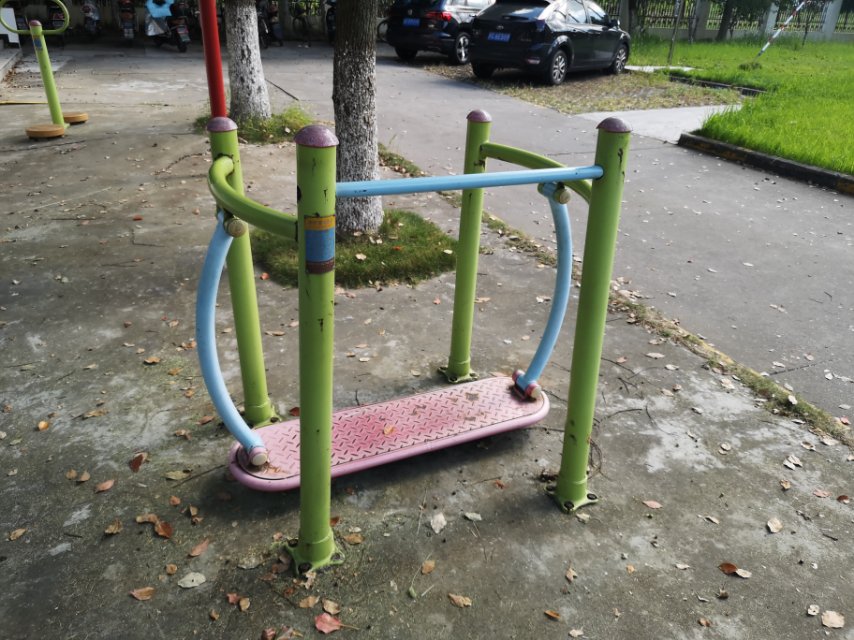 晃板健身器