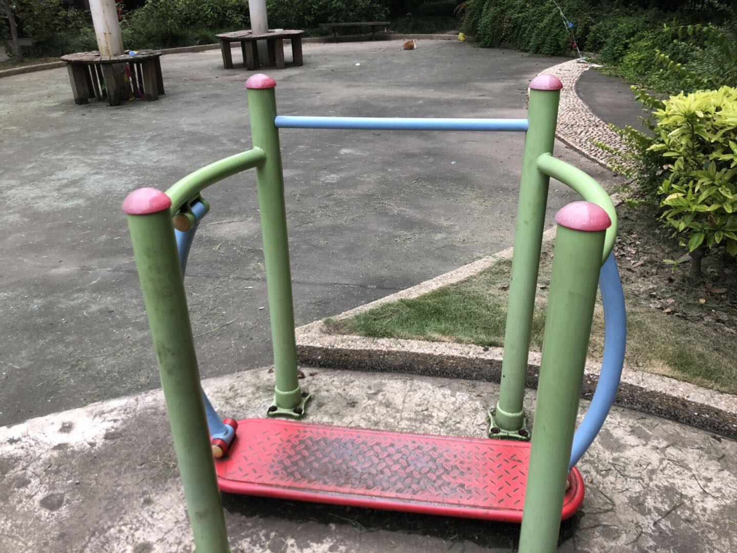 晃板健身器