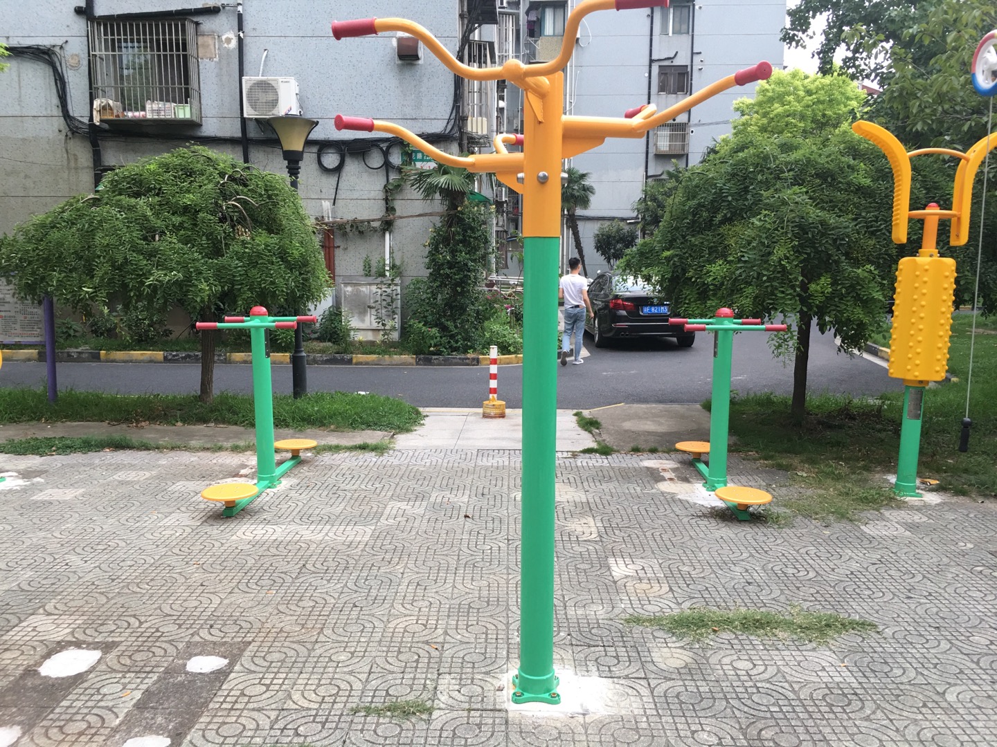 三位引體器