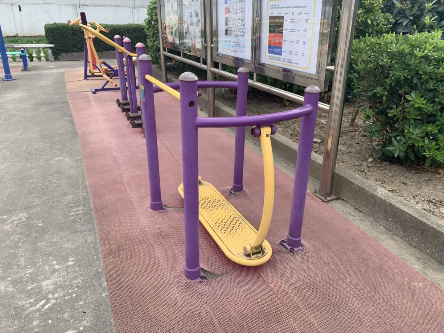 晃板健身器