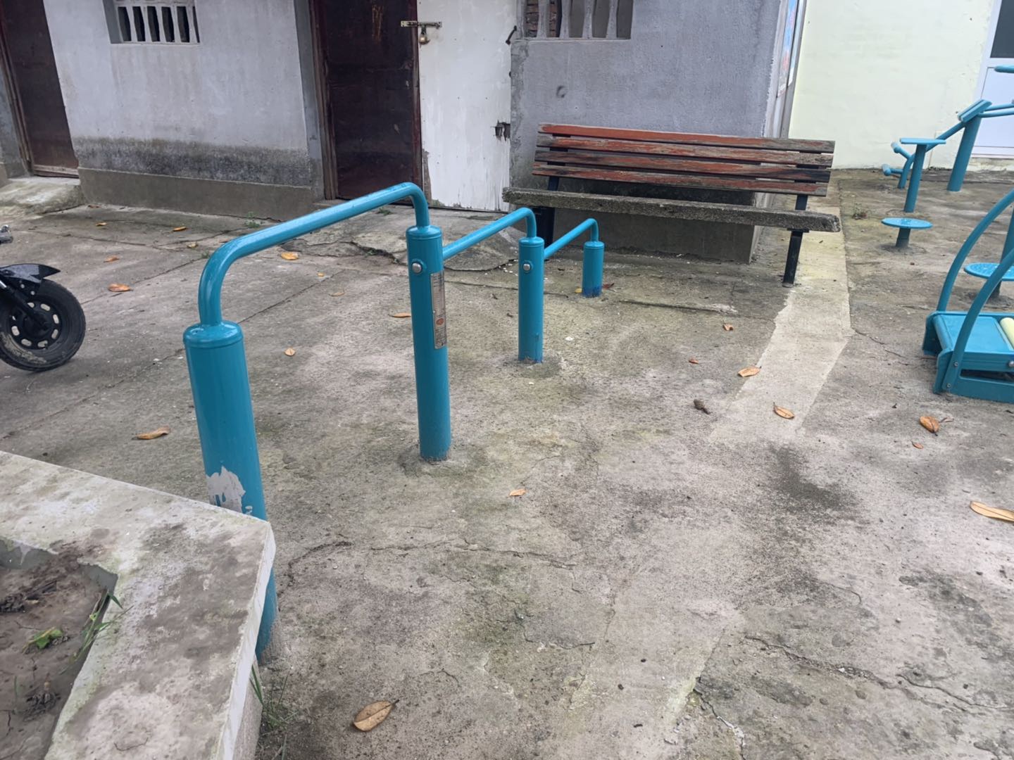 彈震壓腿器