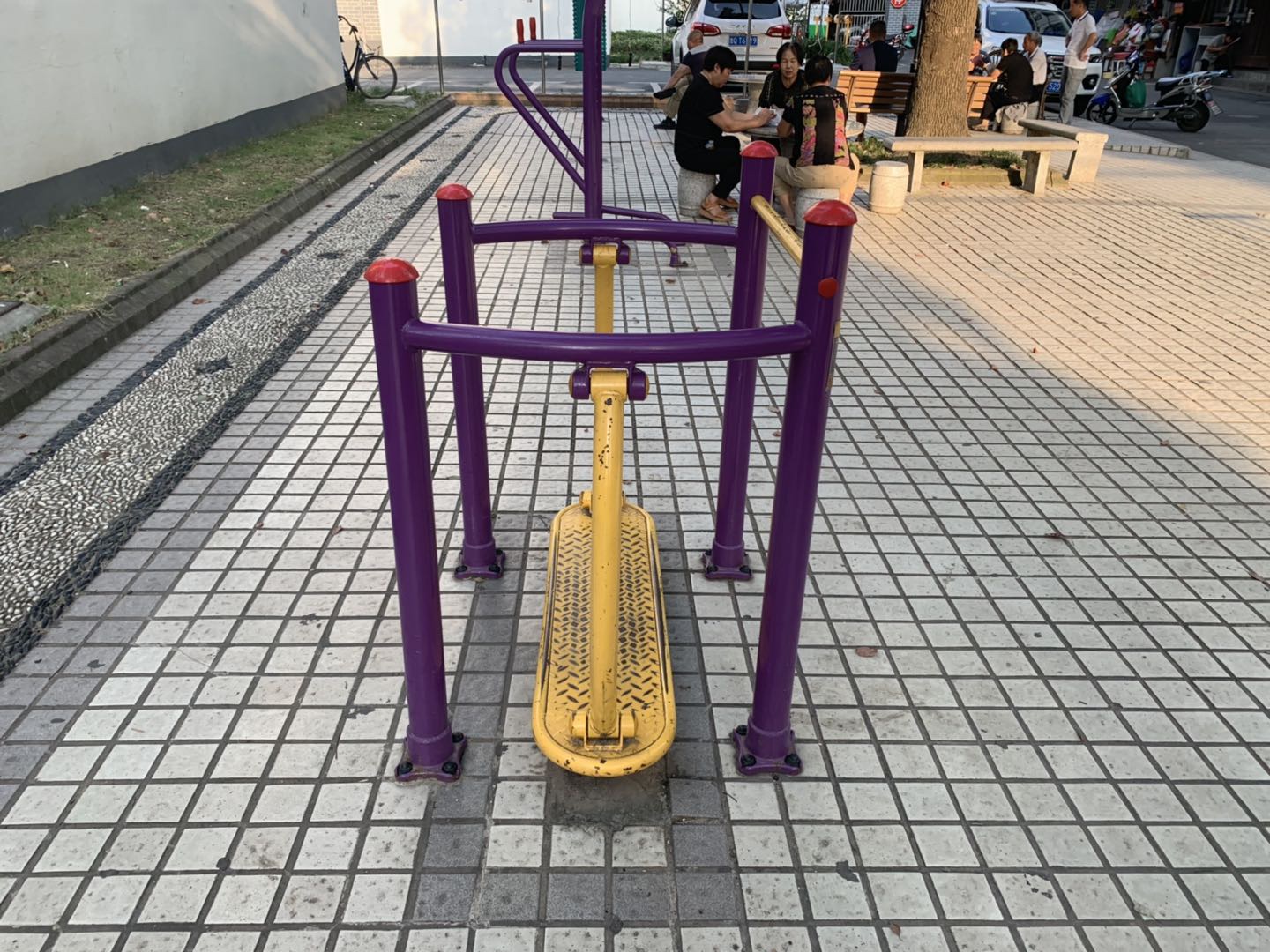 晃板健身器